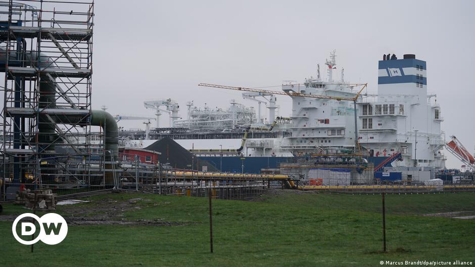 Drittes schwimmendes LNG-Terminal erreicht Norddeutschland – DW – 20.01.2023