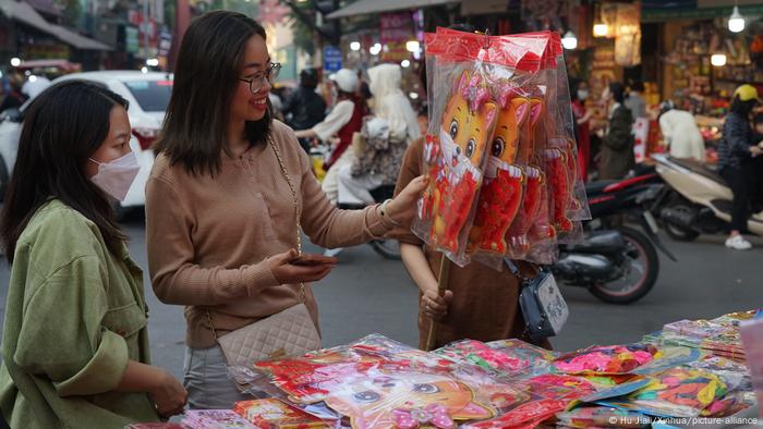 河内街头 春节前夕 民众正在置办年货