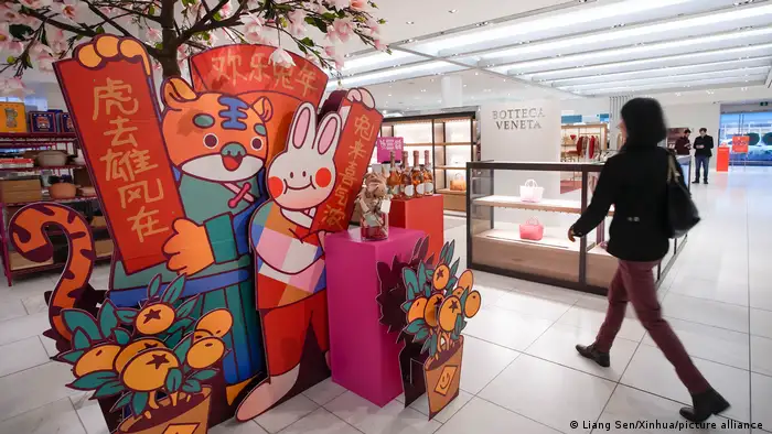 加拿大城市温哥华一座百货商场内，也搭起了中国新年的装饰。
