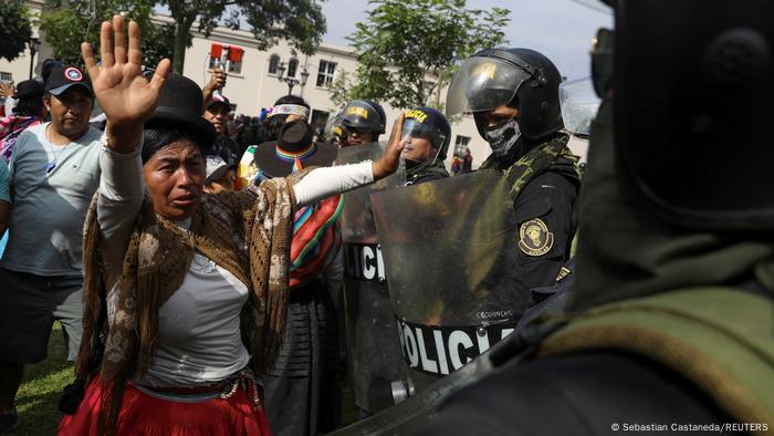 Las protestas, las peores que ha visto el país desde la destitución de Alberto Fujimori en 2000, muestran la profunda división del país entre una élite urbana y económica, concentrada en gran medida en Lima, y las zonas rurales pobres donde Pedro Castillo tiene su base de poder.