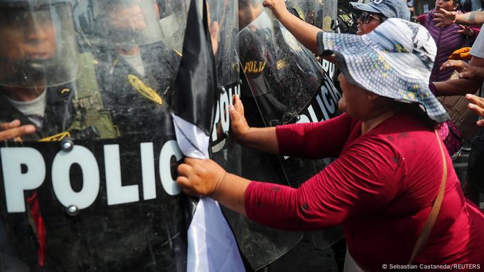 Unidad antimotines de la Policía del Perú interpela a una manifestante. Imagen del 19 de enero de 2023