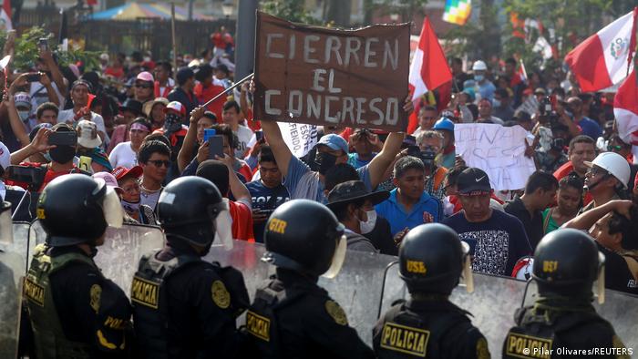 Los manifestantes exigen la renuncia de la jefa de Estado, la disolución del Congreso y la liberación de Castillo. En ocasiones, las principales calles de Lima se transformaron en una zona peatonal a medida que las protestas masivas cortaron el tráfico.