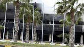 Ausgebranntes Regierungsgebäude in Tripolis (Foto: AP)