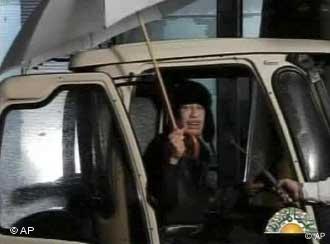 Gaddafi, obligado a aparecer para decir: No estoy en Venezuela.