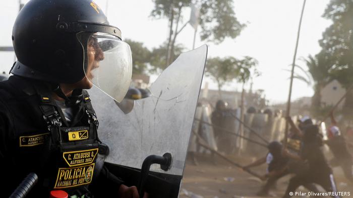 Foto de agentes de la Policía de Perú durante las protestas en Lima