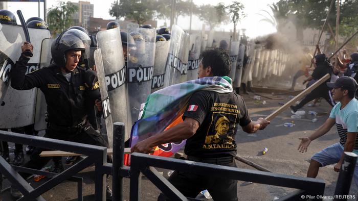 Durante las protestas contra el gobierno peruano, manifestantes y policías se enfrentaron en la capital Lima. Los manifestantes arrojaron piedras y fuegos artificiales a la policía, que a su vez respondió con bastones y ráfagas de gases lacrimógenos.