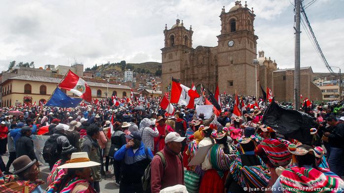 Nuevos enfrentamientos en regiones del norte y sur de Perú se produjeron en medio de las manifestaciones en contra del gobierno, que no dan tregua pese a los 54 muertos que dejan desde su inicio en diciembre. Los choques se concentraron en La Libertad y Arequipa, con bloqueos de carreteras y batallas campales entre los manifestantes y la policía (20.01.2023).