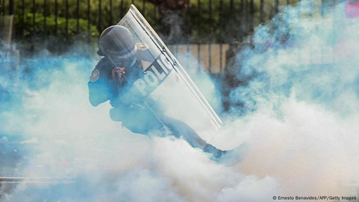 Foto simbólica de un agente de la Policía durante una protesta en Perú