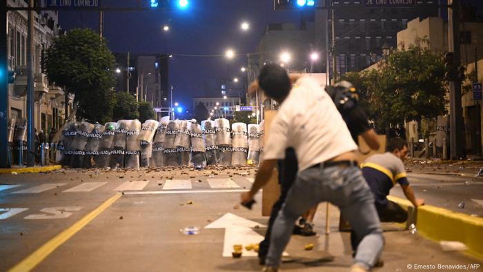 Lima había permanecido razonablemente tranquilo en el día, pero los manifestantes arrojaron piedras repetidamente a las barreras policiales en la tarde y la noche. La policía respondió con gases lacrimógenos y la mayoría de los manifestantes huyó. Un estudiante de la Universidad Nacional Mayor de San Marcos dijo a AP que ve a su país en un punto de quiebre entre la dictadura y la democracia.