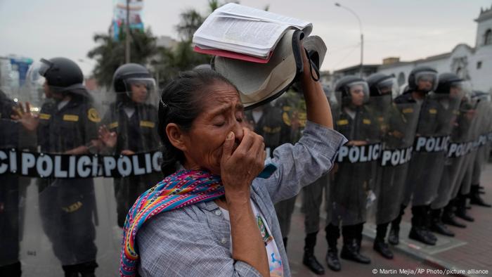 Muchos de los manifestantes han llegado desde zonas más pobres, como Paulina Consac, quien viajó desde Cusco con su Biblia y ahora marcha por el centro de Lima. Para ella, está claro quién tiene la culpa. Nuestro Dios dice que no matarás a tu prójimo. Dina Boluarte está matando, está haciendo pelear a los hermanos, dijo a la agencia de noticias Associated Press (AP).