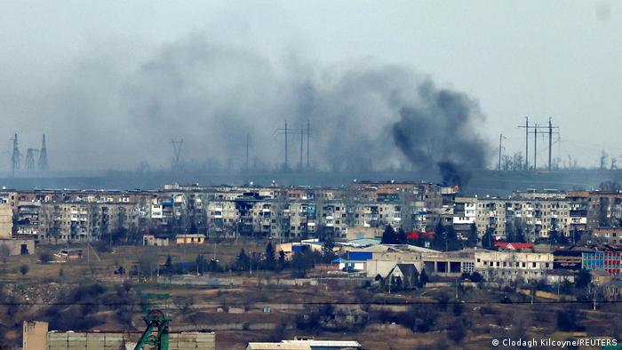 Ukraine Krieg l Soledar im Donbas - Luftangriff, Rauch