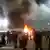 Demonstranten in Libyen stehen um Feuer (dpa)
