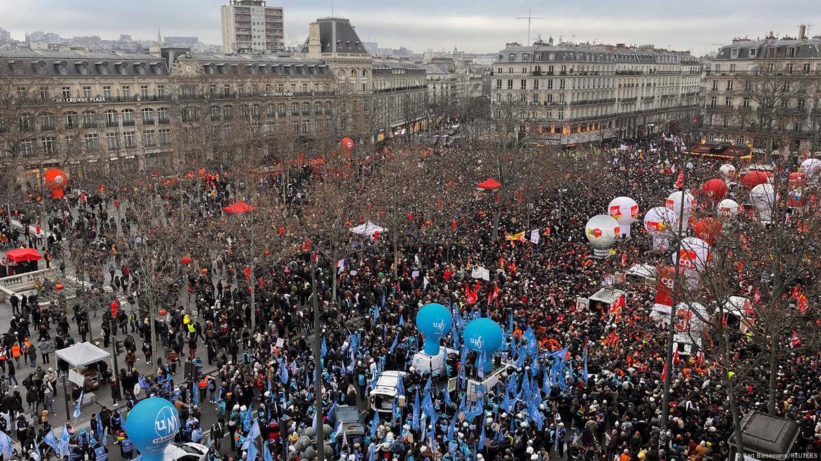 protests-in-france-against-macron-s-pension-reforms-escalate-as-police