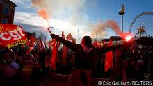 Protesters hold CGT labour union flags and flares during a demonstration against the French government's pension reform plan in Nice as part of a day of national strike and protests in France, January 19, 2023. REUTERS/Eric Gaillard TPX IMAGES OF THE DAY 