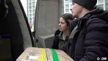 Volunteers take aid to Bakhmut despite intense fighting Two young volunteers are seen putting aid supplies into a van. Rechte: DW Ort: Kyiv, Ukraine Sendedatum: 20.01.2023 Ukraine, Freiwillige, Helfer, Bakmut Hilfslieferungen, 