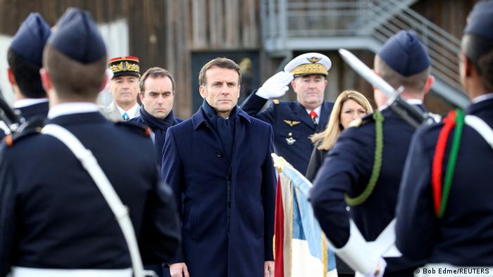 Macron, flanqueado por soldados.
