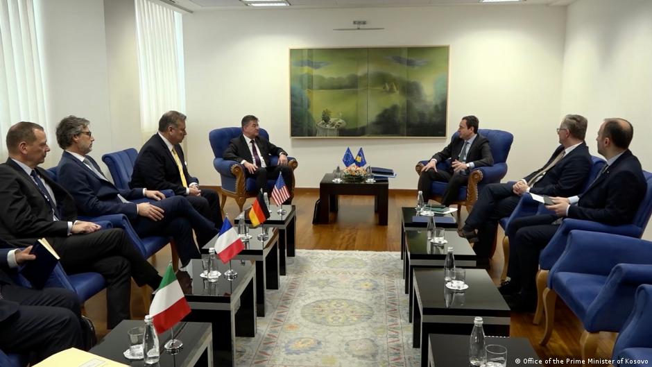 Zapadna delegacija u Prištini sa premijerom Aljbinom Kurtijem