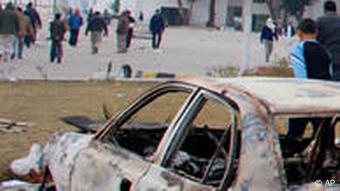 Ein ausgebranntes Auto in Benghasi. (Foto: AP)
