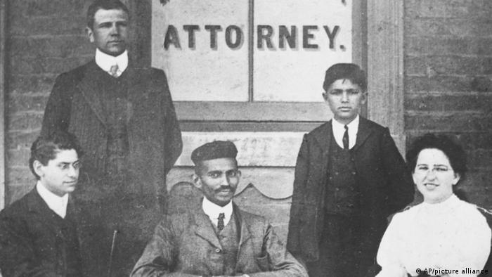 Mohandas K. Gandhi (Mitte) 1902 vor seinem Anwaltsbüro in Johannesburg