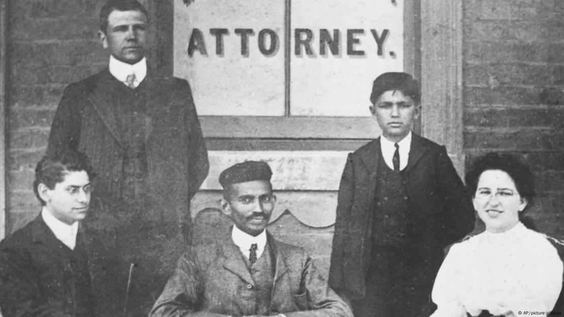 Mohandas Karamchand Gandhis em frente ao seu escritório de advocacia Johanesburgo, 1902