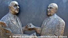 Gedenktafel an der Konrad-Adenauer-Stiftung, Adenauer-de Gaulle-Denkmal, Versöhnung Deutschlands mit Frankreich, Berlin, Deutschland, Europa