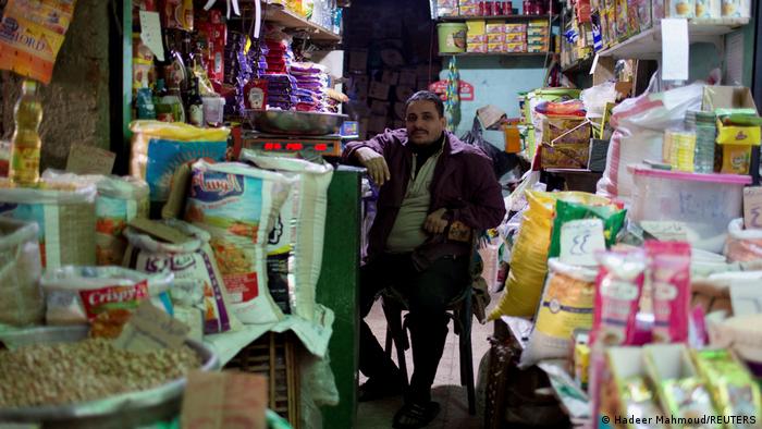 Ägypten Markt in Kairo: Ein Ladenbesitzer steht in seinem Geschäft, umgeben von Lebensmitteln