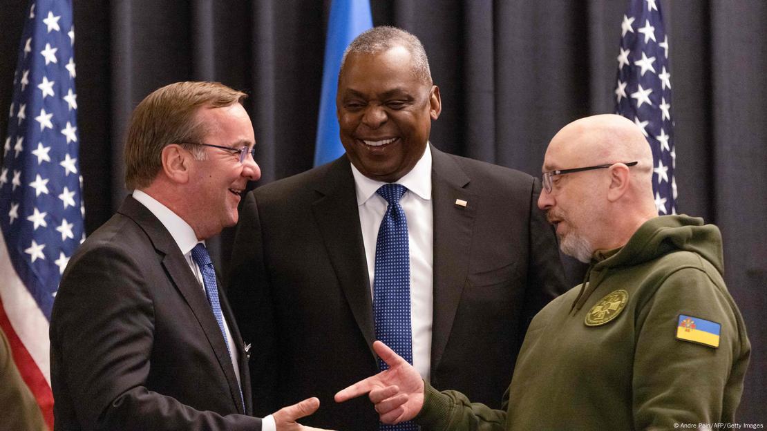 Комплициран извоз: Германскиот министер за одбрана Писториус со американскиот и со украинскиот колега Остин и Ресников