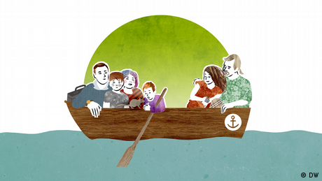 Menschen sitzen gemeinsam in einem Boot (Quelle: DW)