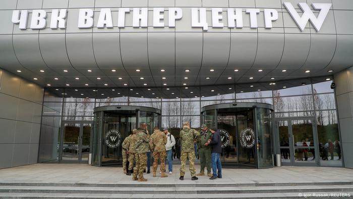 La agrupación, calificada de mercenaria, es acusada de violar los derechos humanos. Washington estima que Wagner tiene 50.000 efectivos desplegados en Ucrania, 40.000 de ellos reclutados de prisiones en Rusia. El grupo continúa cometiendo atrocidades generalizadas, señaló la Casa Blanca (20.01.2023).
