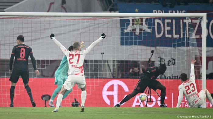 Leipzig erzielt einen Treffer, Die Bayern-Abwehr schaut nur zu