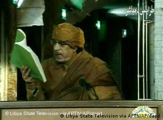 Gaddafi lee de su Libro verde durante su discurso el jueves 22.02.2011.