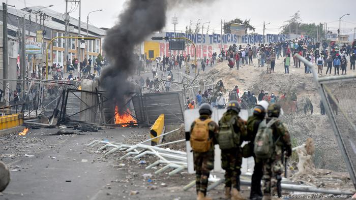 Las fuerzas del orden se enfrentaron por segundo día consecutivo a manifestantes antigubernamentales que intentan tomarse el aeropuerto Alfredo Rodríguez Ballón en Arequipa.