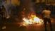 Un policía intenta despejar una calle durante las protestas antigubernamentales en Lima la noche de este viernes. Un policía intenta despejar una calle durante las protestas antigubernamentales en Lima la noche de este viernes.