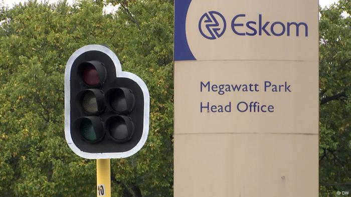 Eine Ampel außer Betrieb vor dem Firmenschild des Energiekonzerns Eskom