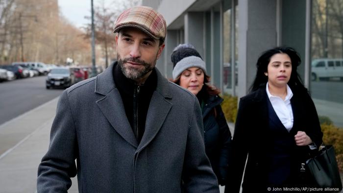 El abogado de García Luna, César de Castro, llega a la Corte Federal de Brooklyn.