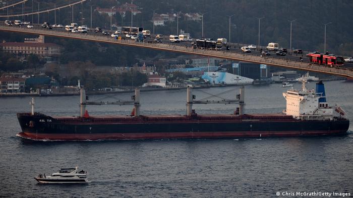Ein Frachter auf Durchfahrt durch den Bosporus 
