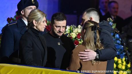 Украинският президент Володимир Зеленски се сбогува с вътрешния министър Денис
