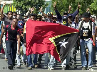 Ost-Timoresen feiern ihre Unabhängigkeit. Bis dahin war es langer und blutiger Weg (dpa)