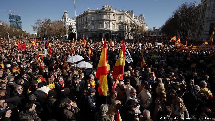 Alles gut in Spanien? Diese Menschen demonstrieren gegen die Regierung Sanchez und gegen deren Pläne, Bündnisse mit Separatisten in Katalonien und anderen Regionen einzugehen.