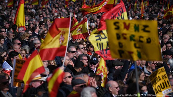 Unas 500.000 personas, según los organizadores, manifestaron en Madrid contra el gobierno de izquierda de Pedro Sánchez. La protesta tuvo lugar después de que el ejecutivo de Pedro Sánchez derogara el delito de sedición y reformara el Código Penal. En 2023, habrá elecciones generales y la mayoría de las encuestan indican que el conservador PP podría ganarlas (21.01.2023).