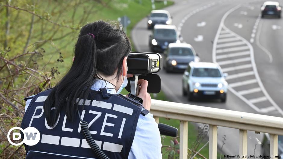 Autofahrer erschüttert deutsche Polizei bei rasanter Verfolgungsjagd – DW – 21.01.2023