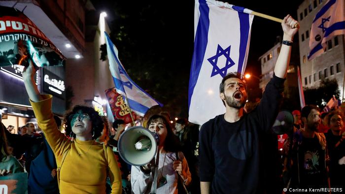 Manifestantes protestaron en Tel Aviv contra el primer ministro Benjamin Netanyahu el 21.01.2023.