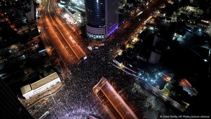 Fue la manifestación más grande desde el retorno de Netanyahu, a quien acusan de amenazar la democracia y las libertades. (21.01.2023)