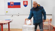 21.01.2023
Ein Wähler wirft seinen Stimmzettel in eine Wahlurne im Wahllokal des Park-Gymnasiums. In der Slowakei sollen die 4,5 Millionen Wahlberechtigten am Samstag über eine von der Opposition verlangte Verfassungsänderung abstimmen. Damit sollen in Zukunft vorgezogene Neuwahlen erlaubt werden, wie sie in anderen EU-Ländern üblich sind. +++ dpa-Bildfunk +++