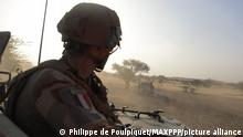 Ein französischer Soldat blickt aus einem Panzer auf eine staubige Landschaft in Burkina Faso