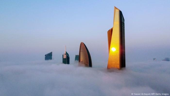 Una gruesa capa de neblina cubrió el sábado la capital de Kuwait, Kuwait City, regalándonos escenas imborrables, como la conseguida por el fotógrafo Yasser al Zayyat. En ella vemos a algunos de los grandes rascacielos de la urbe sobresaliendo entre la nubosidad, haciéndolos ver imponentes y pequeños a la vez. 