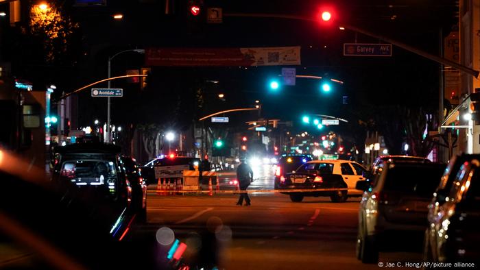 Die nächtliche Szenerie in der Nähe des Clubs in Monterey Park, wo die tödlichen Schüsse abgegeben wurden