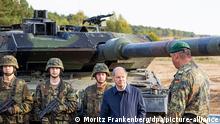 在经历了连续数星期的外交拉锯后，德国以及美国在1月26日分别宣布将向乌克兰提供主战坦克。图为德国总理正在视察下萨克森州的坦克演训场 