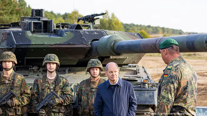 在经历了连续数星期的外交拉锯后，德国以及美国在1月26日分别宣布将向乌克兰提供主战坦克。图为德国总理正在视察下萨克森州的坦克演训场 