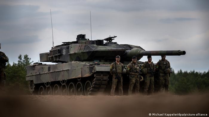 El primer ministro de Polonia criticó con inusitada dureza la decisión de Alemania de no suministrar a Ucrania tanques Leopard 2, calificando la postura de la principal potencia económica de Europa como inaceptable. El ministro de Exteriores de Reino Unido también expresó su deseo de que los blindados germanos lleguen a manos de las tropas ucranianas. (22.01.2023)